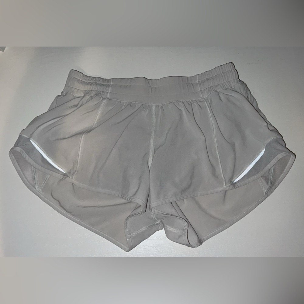 lululemon 2.5” low rise hotty hot size 6  color:bone
